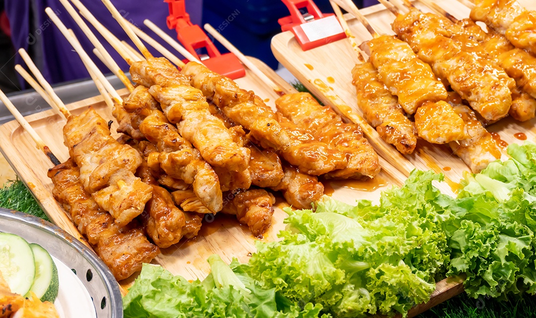 Delicioso crocodilo assado e carne de frango estão à venda na barraca.