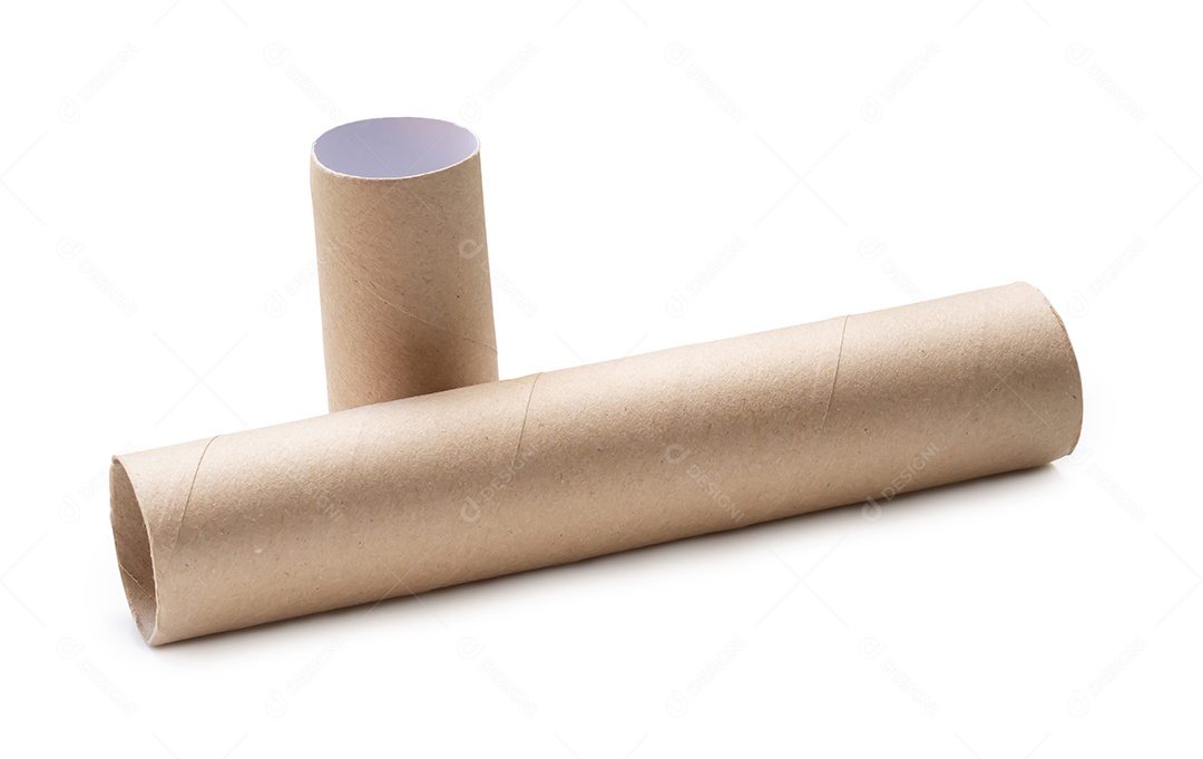 Núcleos de papel de seda longos e curtos em pilha são isolados em fundo branco com traçado de recorte.