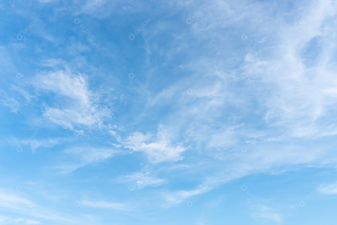 Lindo céu azul com forma estranha de nuvens pela manhã ou à noite foi tirado no mar para fundo ou textura natural