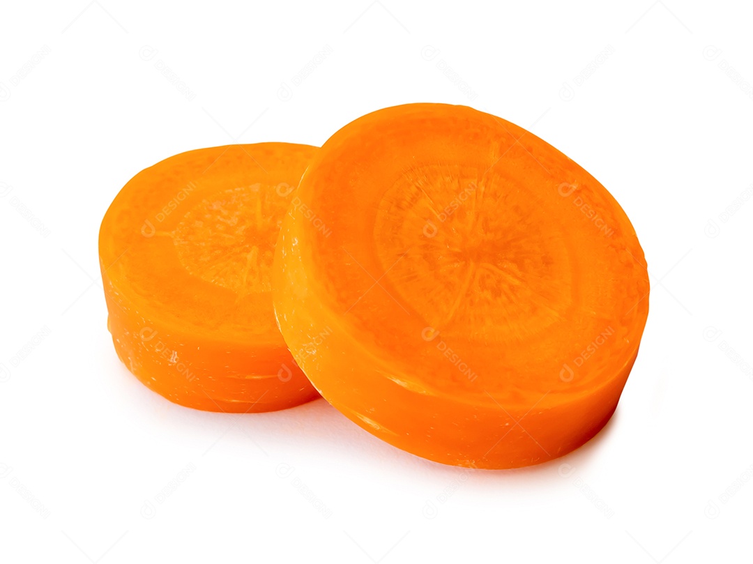 Fatias de cenoura lindas frescas na pilha são isoladas