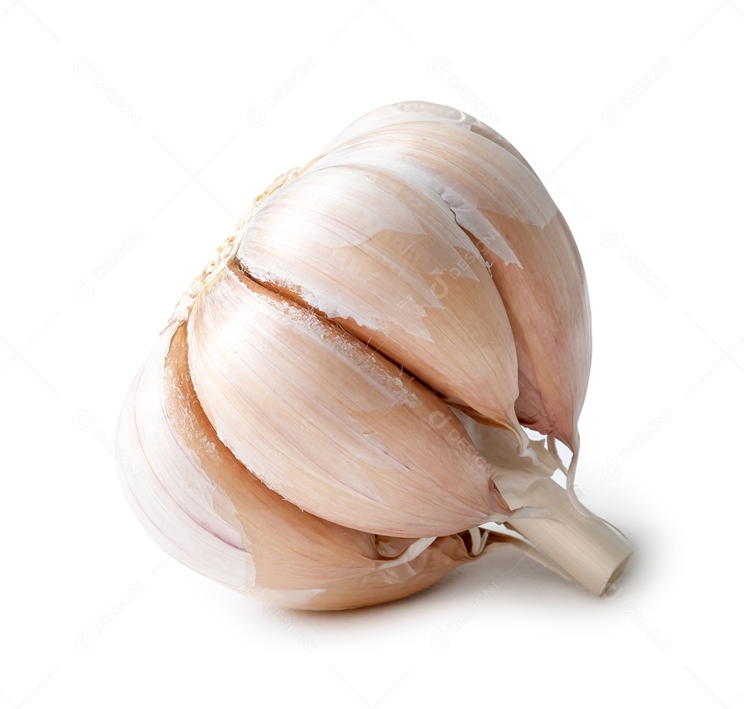 Os dentes de alho frescos na pilha são isolados no fundo branco com traçado de recorte.