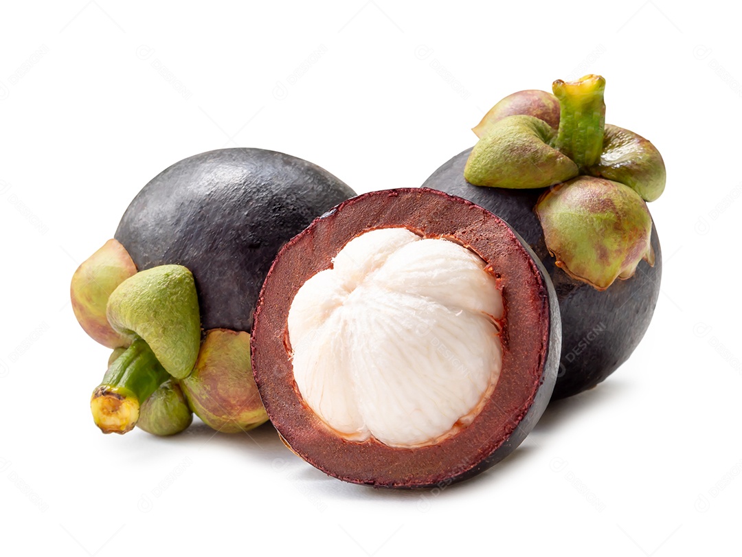 Deliciosos mangostões frescos em pilha são isolados em fundo branco com traçado de recorte.