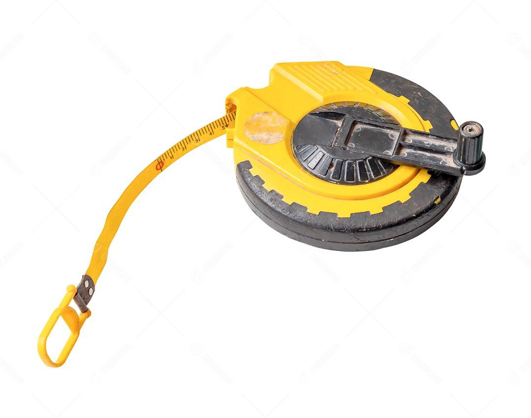 A velha fita métrica amarela suja com escala é isolada no fundo branco com traçado de recorte.