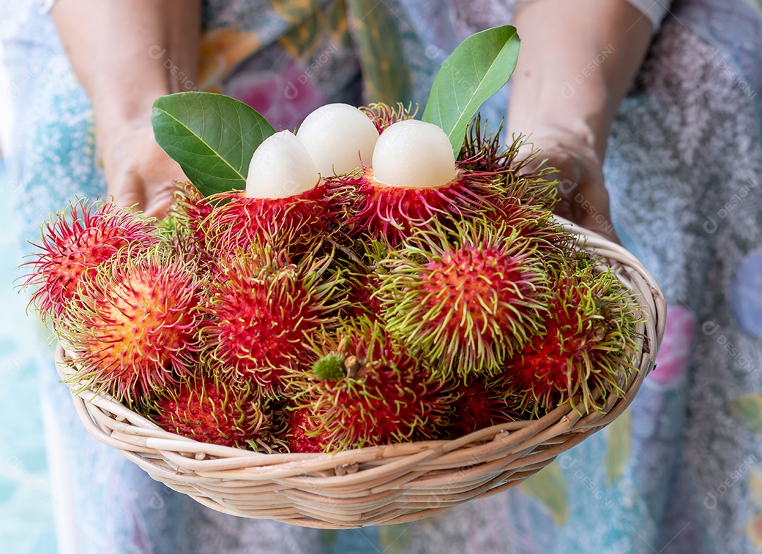 Deliciosos rambutans vermelhos maduros em uma cesta de frutas