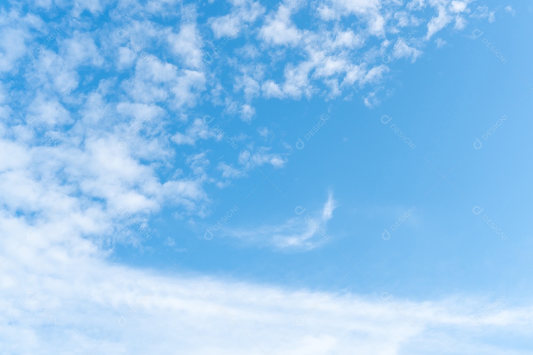 Lindo céu azul com forma estranha de nuvens pela manhã