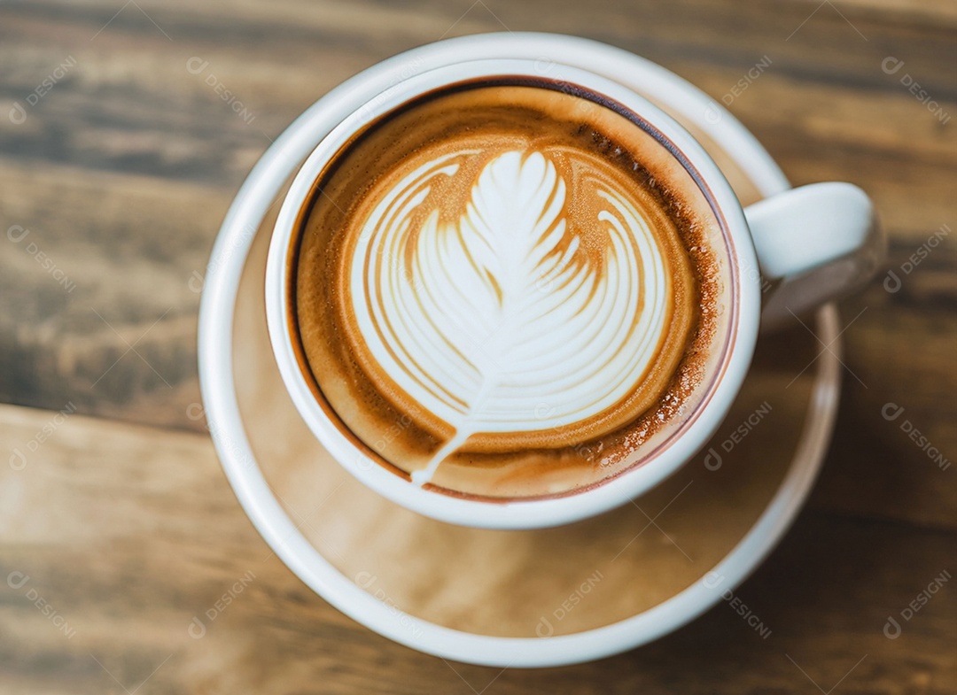 Xícara de café com leite na mesa de madeira Dia internacional do café