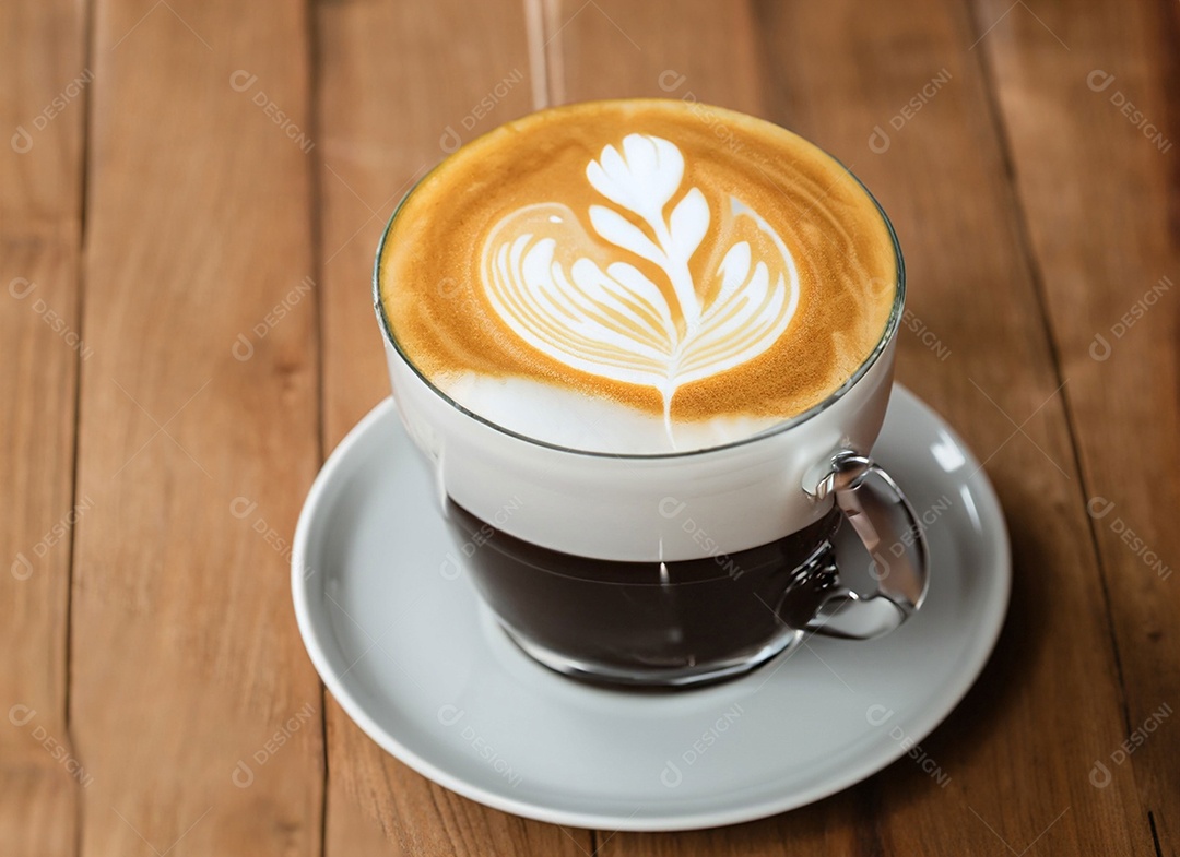Xícara de café com leite na mesa de madeira Dia internacional do café
