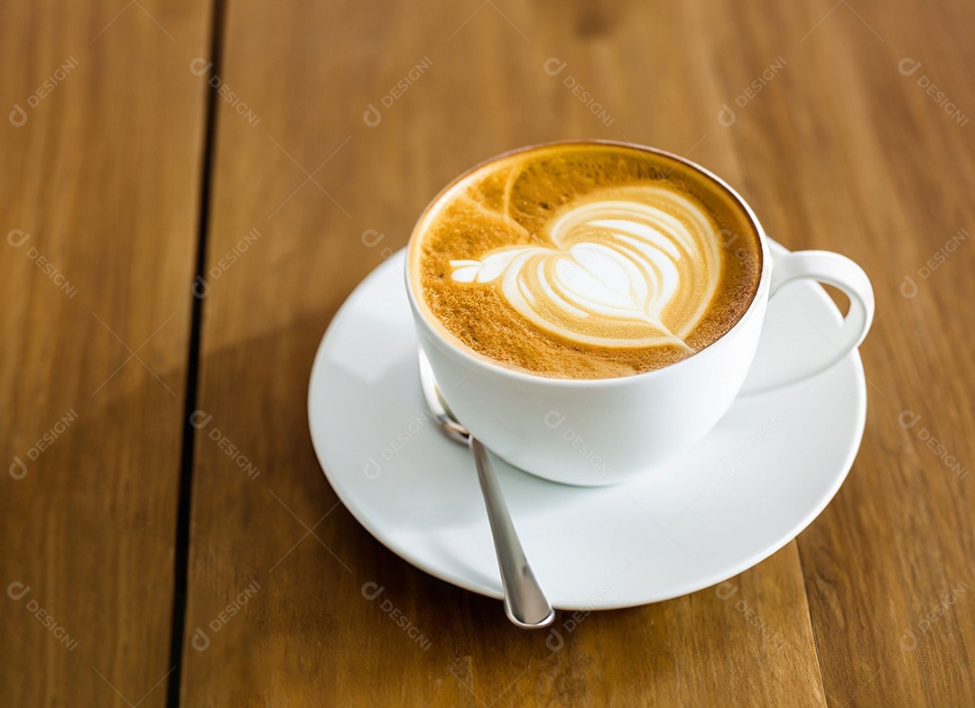 Xícara de café com leite na mesa de madeira Dia internacional do café