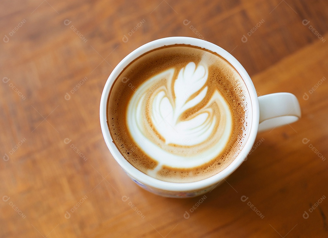 Xícara de café com leite na mesa de madeira Dia internacional do café