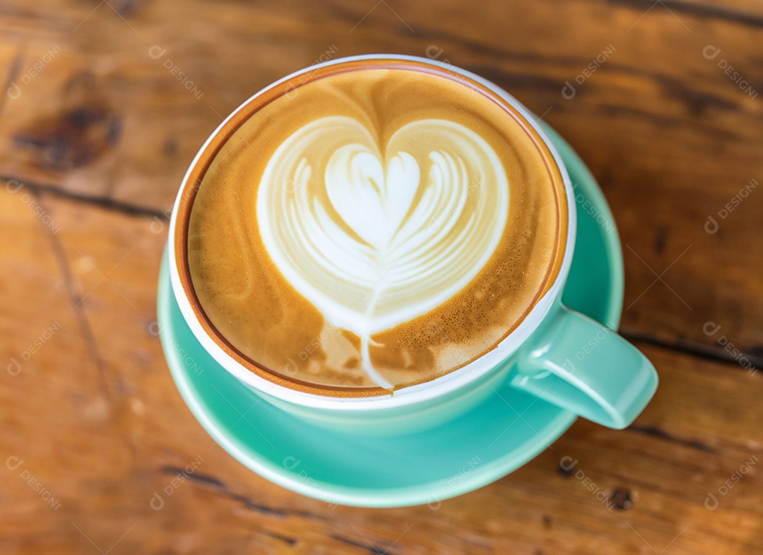 Xícara de café com leite na mesa de madeira Dia internacional do café