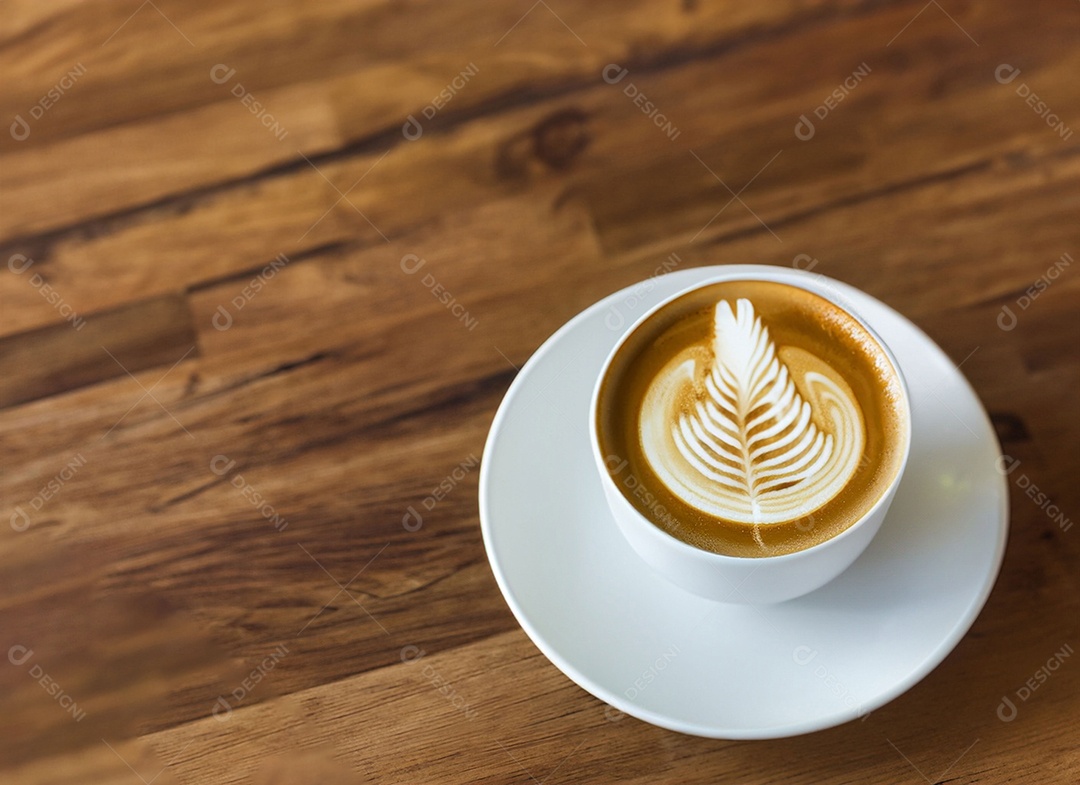 Xícara de café com leite na mesa de madeira Dia internacional do café