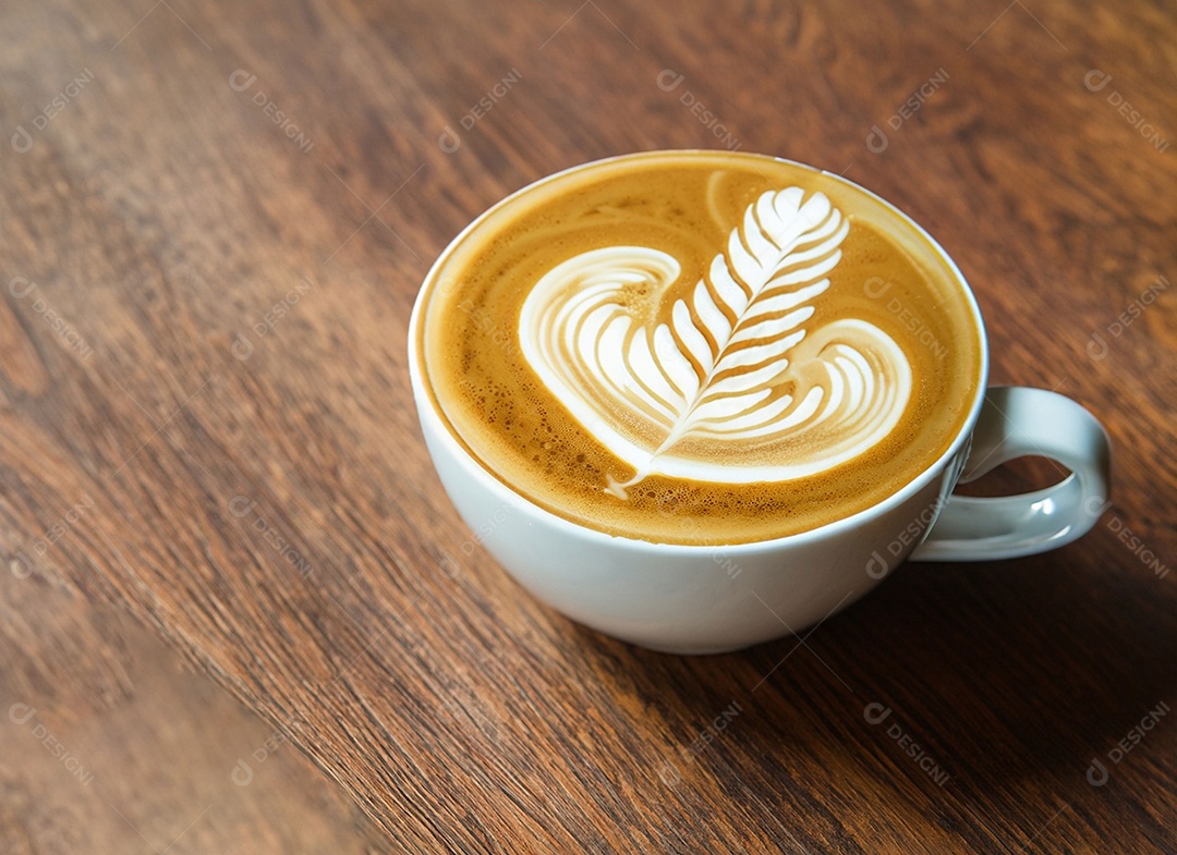 Xícara de café com leite na mesa de madeira Dia internacional do café