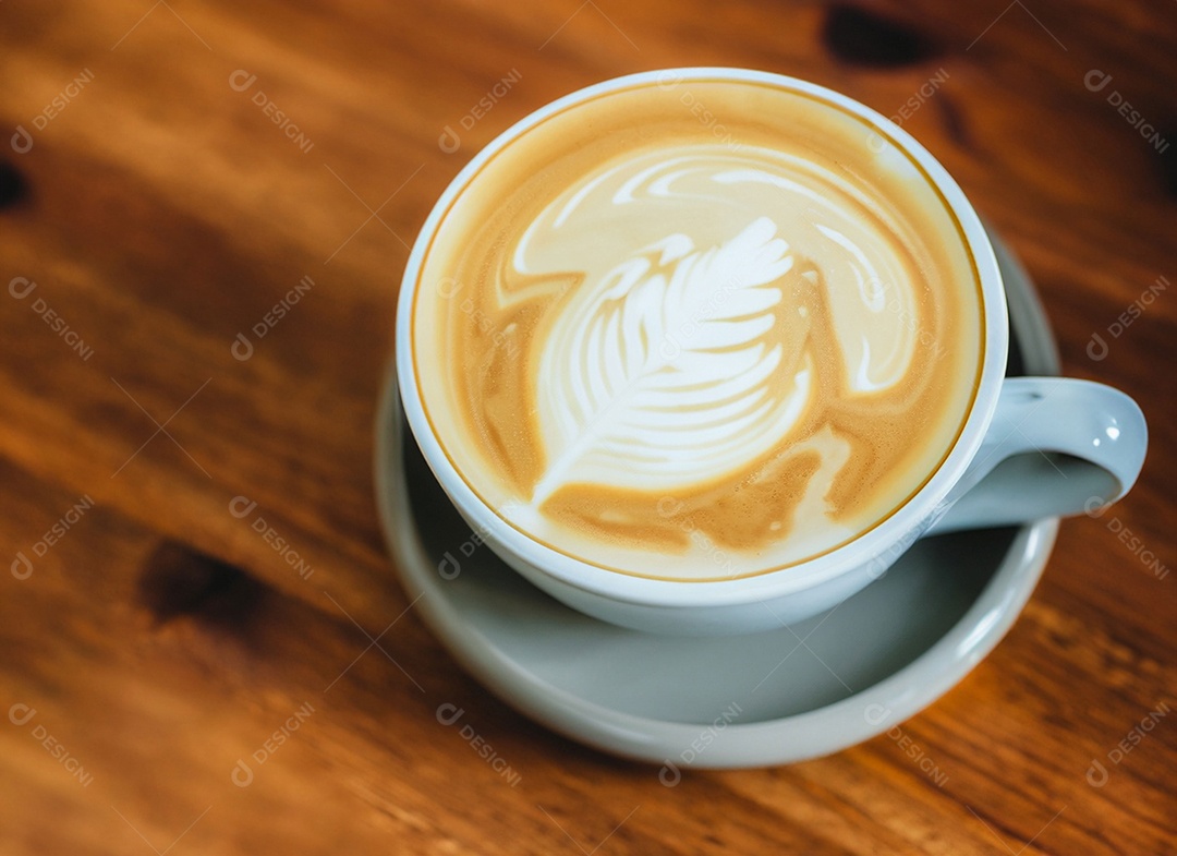 Xícara de café com leite na mesa de madeira Dia internacional do café