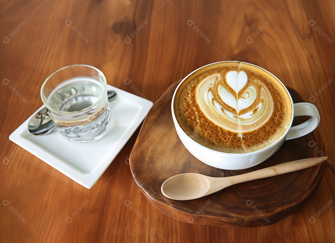 Xícara de café com leite na mesa de madeira Dia internacional do café