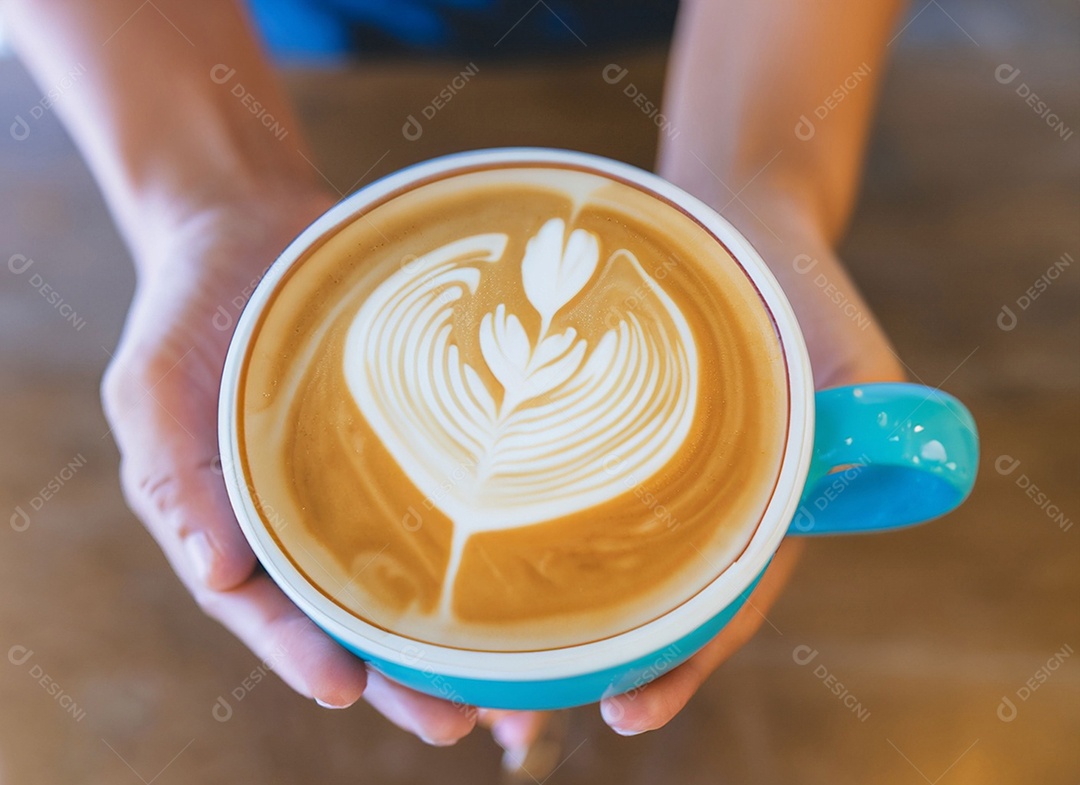 Xícara de café com leite na mesa de madeira Dia internacional do café
