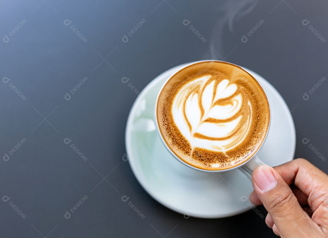 Xícara de café com leite na mesa de madeira Dia internacional do café