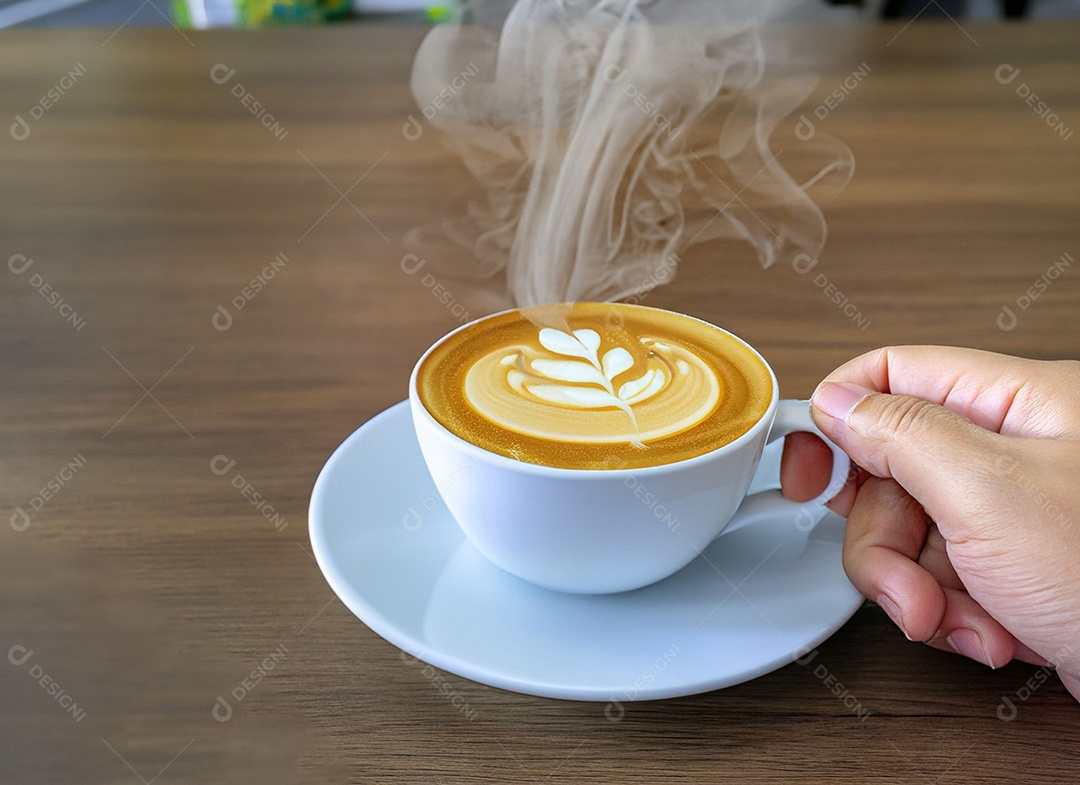 Xícara de café com leite na mesa de madeira Dia internacional do café