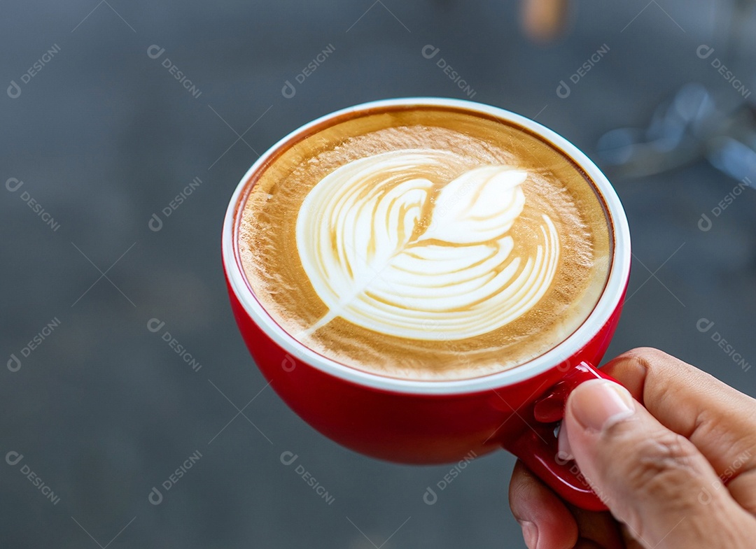 Xícara de café com leite na mesa de madeira Dia internacional do café