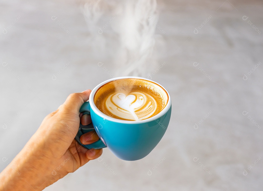 Xícara de café com leite na mesa de madeira Dia internacional do café