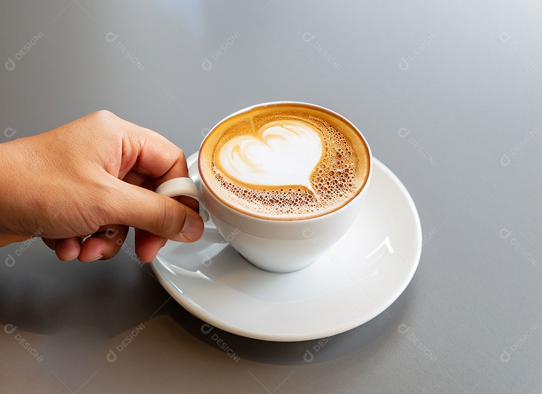 Mão segurando uma xícara de café com leite Dia internacional do café