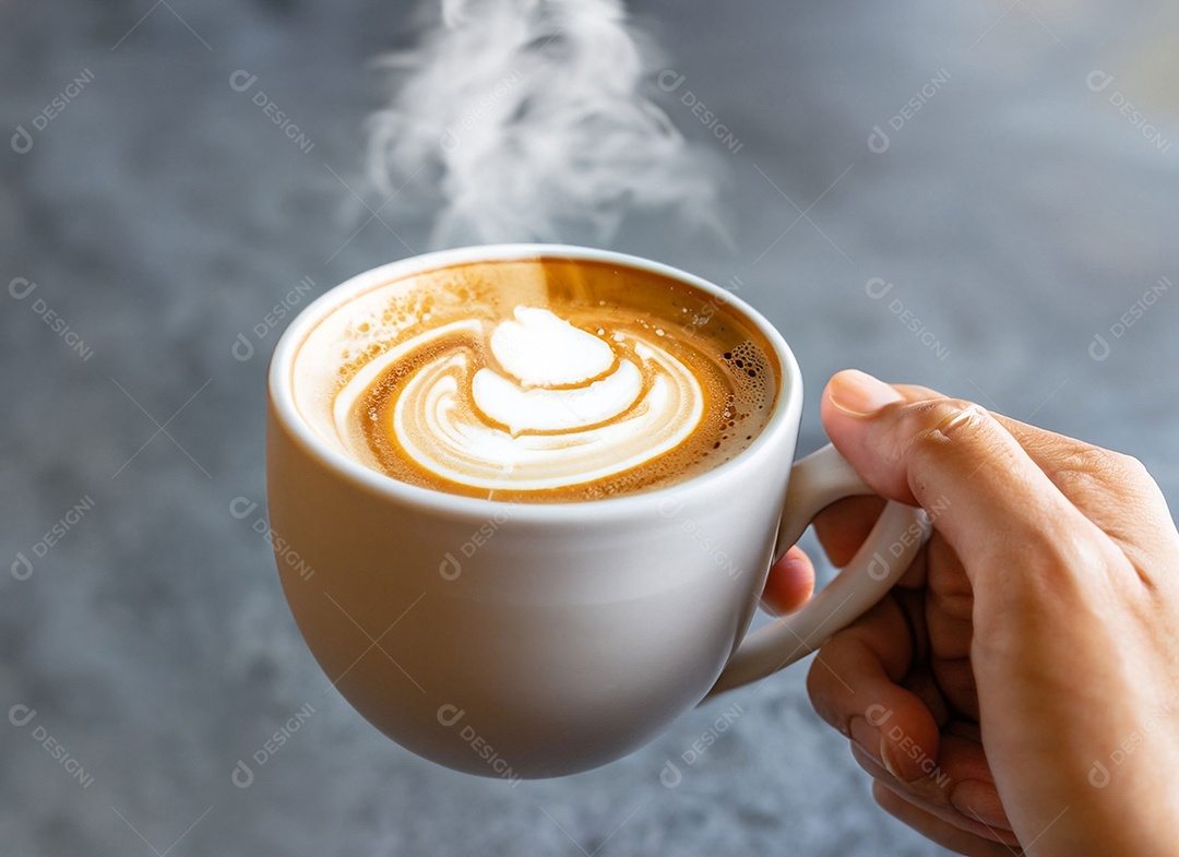 Mão segurando uma xícara de café com leite Dia internacional do café