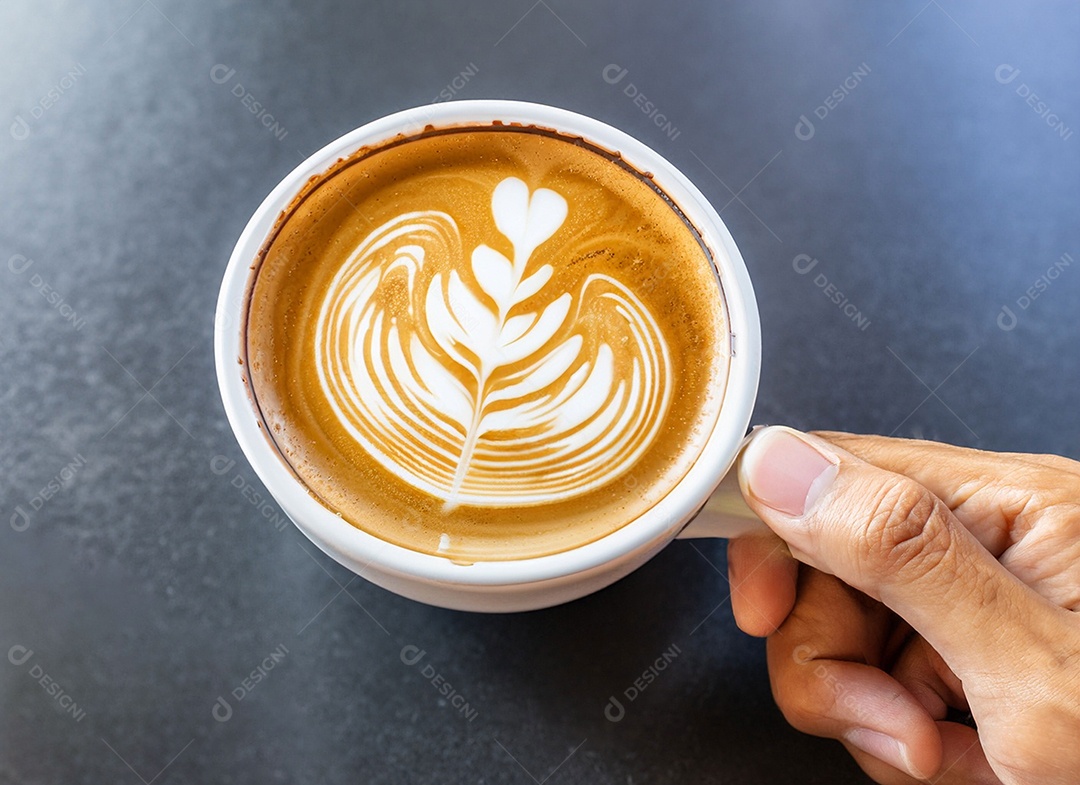 Mão segurando uma xícara de café com leite Dia internacional do café