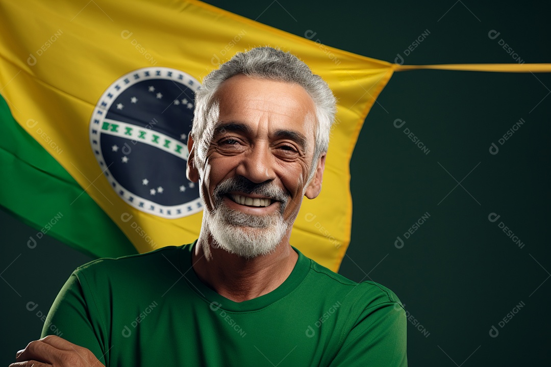 Homem sorridente em comemoração do 7 de setembro