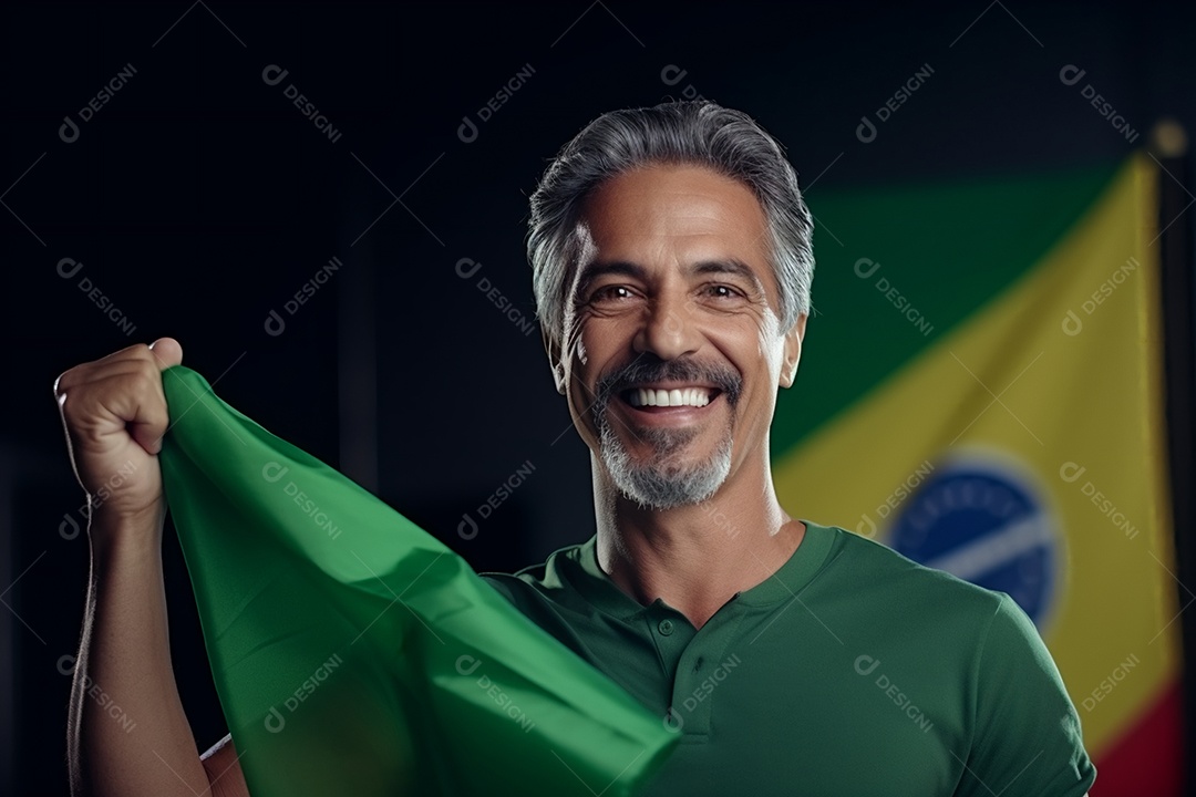 Homem sorridente em comemoração do 7 de setembro