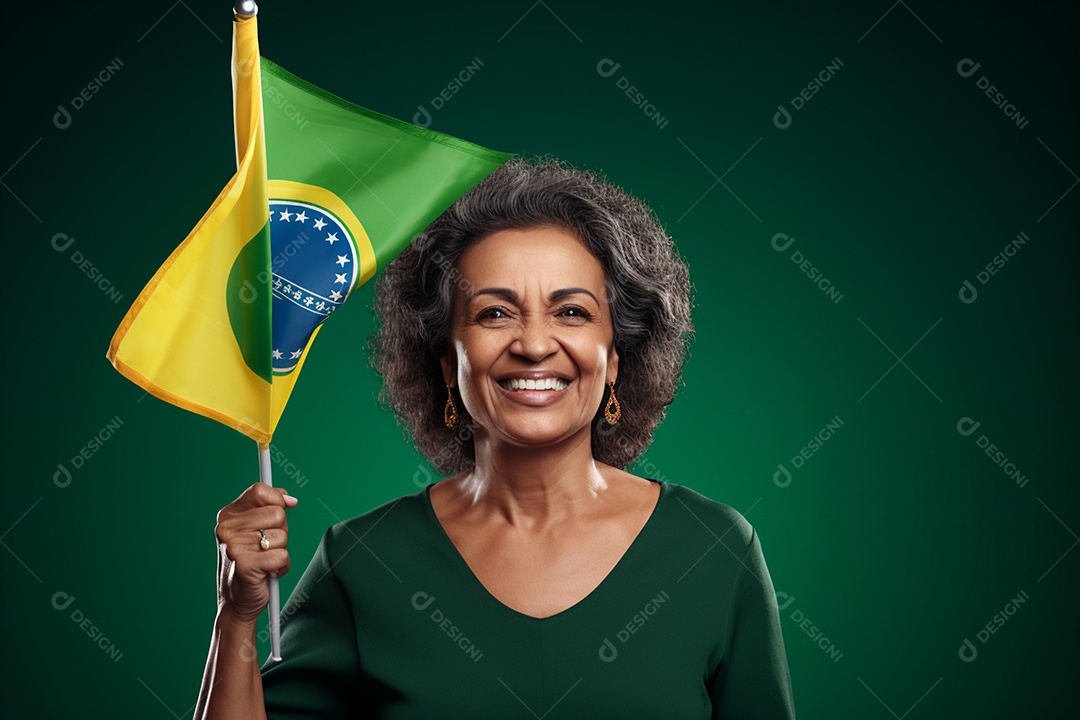 Mulher sorridente em comemoração do 7 de setembro