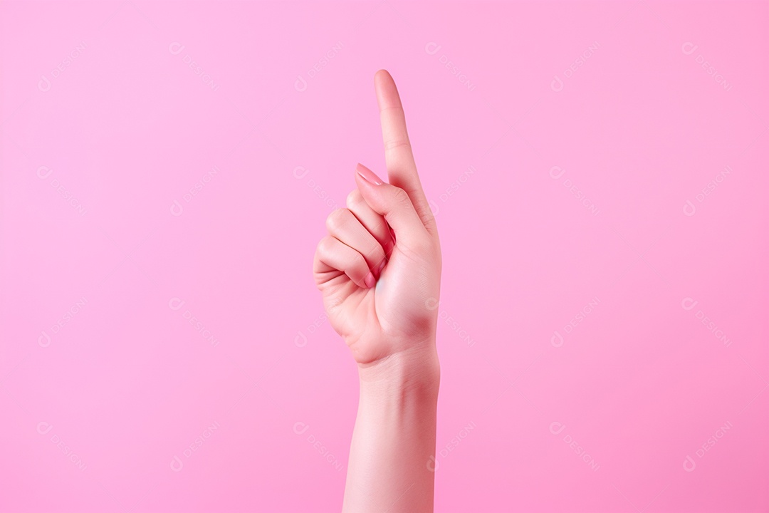 Mão feminina em fundo rosa, conscientização do outubro rosa