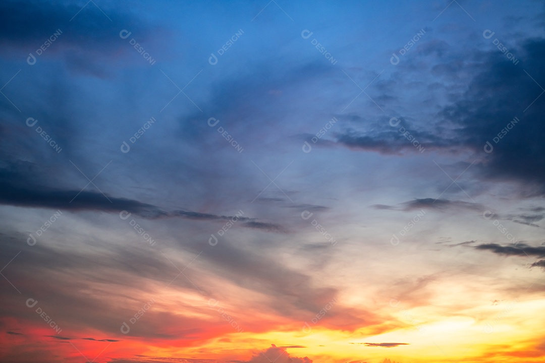 Lindas e luxuosas nuvens de ouro laranja com gradiente suave e luz solar no céu azul perfeito para o fundo, aproveite a noite