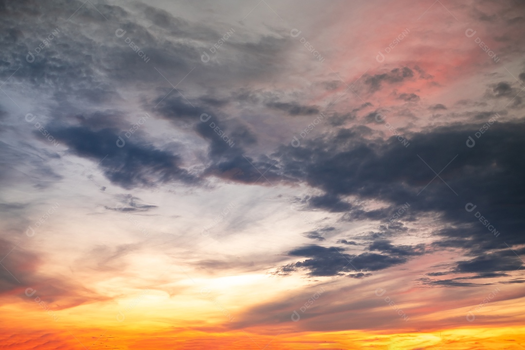 Lindas e luxuosas nuvens de ouro laranja com gradiente suave e luz solar no céu azul perfeito para o fundo, aproveite a noite