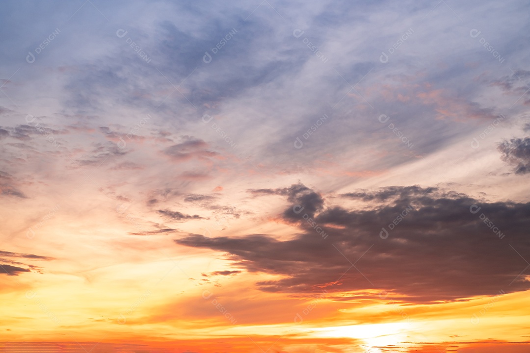 Lindas e luxuosas nuvens de ouro laranja com gradiente suave e luz solar no céu azul perfeito para o fundo, aproveite a noite