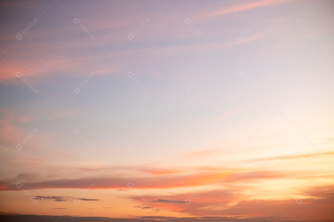 Lindas e luxuosas nuvens de ouro laranja com gradiente suave e luz solar no céu azul perfeito para o fundo