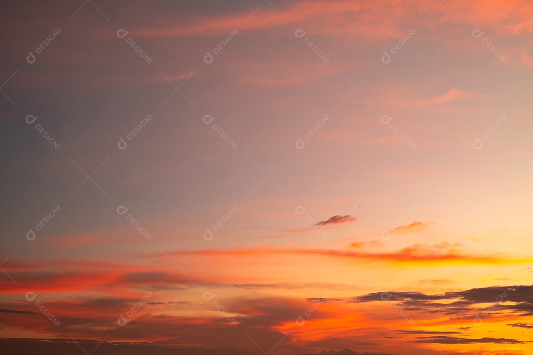Lindas e luxuosas nuvens de ouro laranja com gradiente suave e luz solar no céu azul perfeito para o fundo