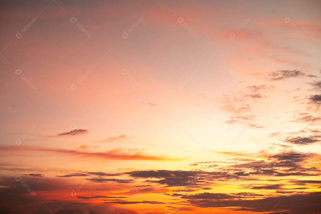 Lindas e luxuosas nuvens de ouro laranja com gradiente suave e luz solar no céu azul perfeito para o fundo