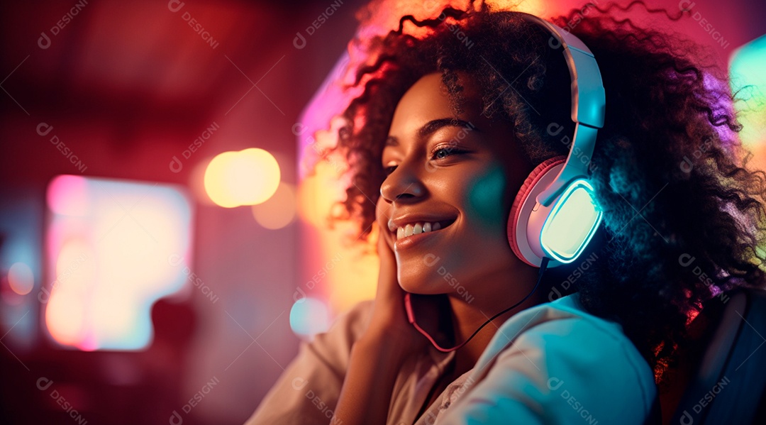 Fotografia de Jovem usando fones de ouvido curtindo música