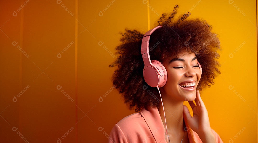 Fotografia de Jovem usando fones de ouvido curtindo música