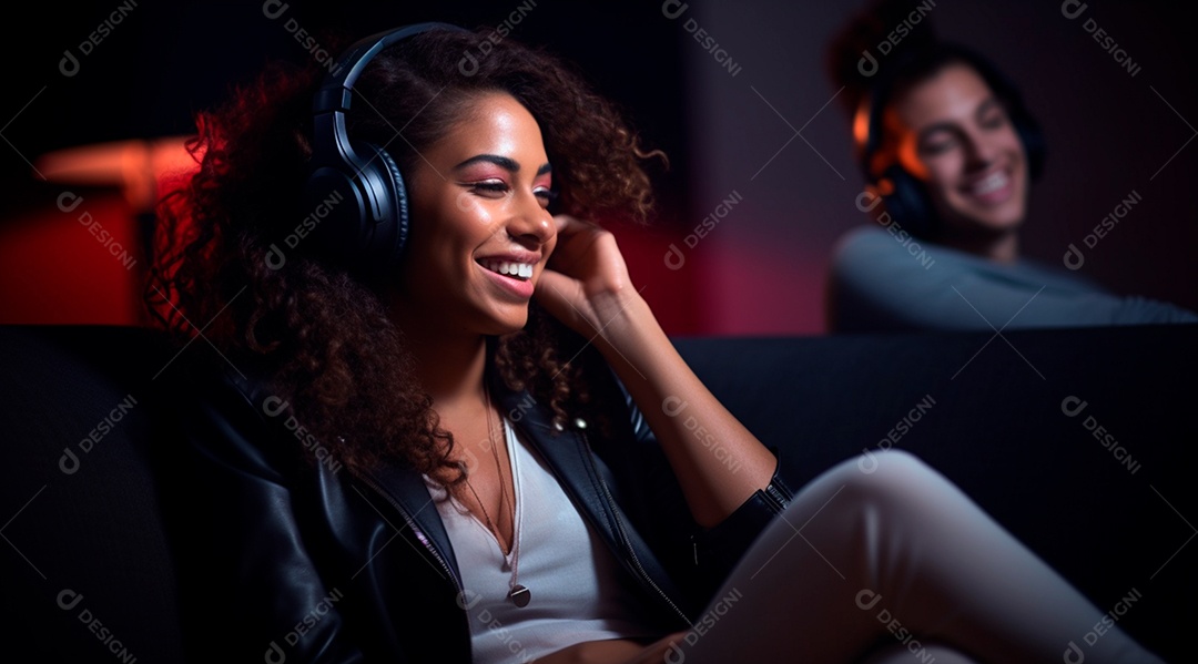 Fotografia de Jovem usando fones de ouvido curtindo música