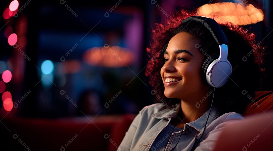 Fotografia de Jovem usando fones de ouvido curtindo música