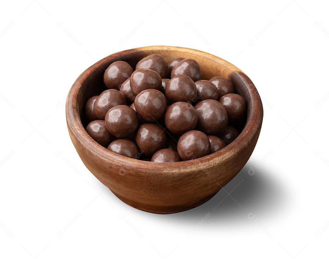 Bolas maltadas de chocolate em uma tigela isolada sobre fundo branco.