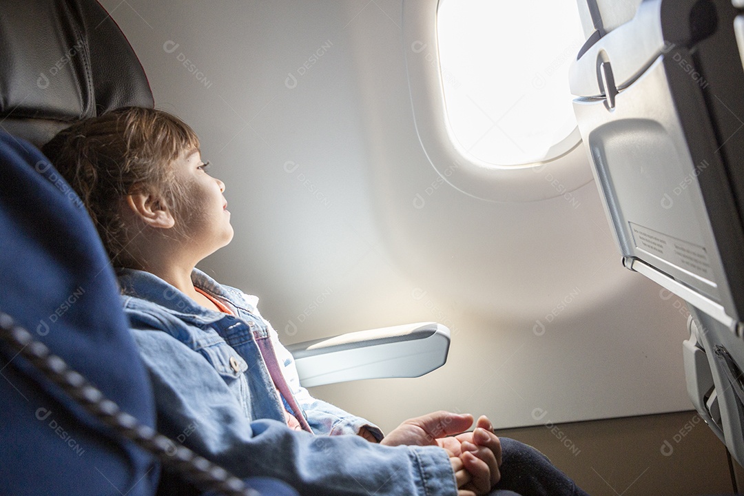 Linda menina viajando de avião