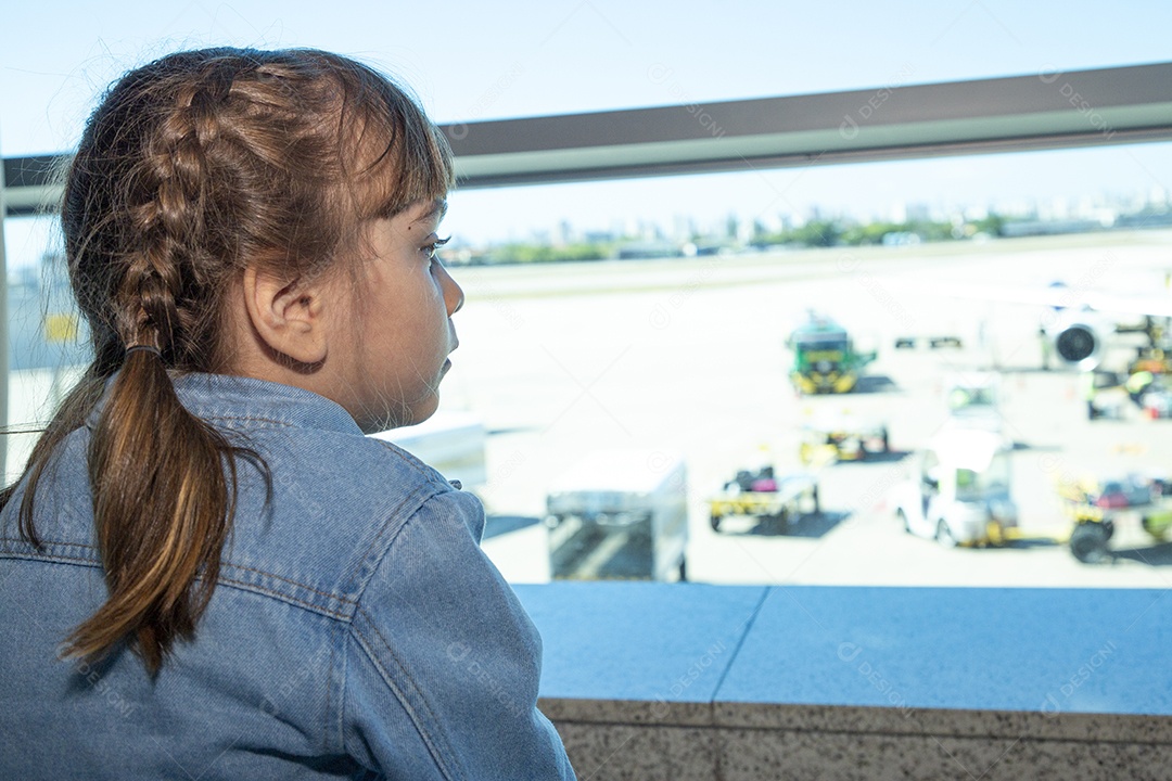Linda menina na sala de espera do aeroporto