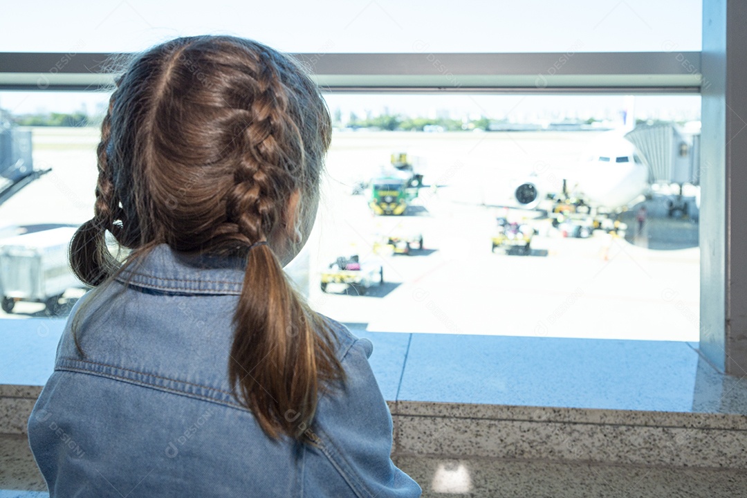 Linda menina na sala de espera do aeroporto