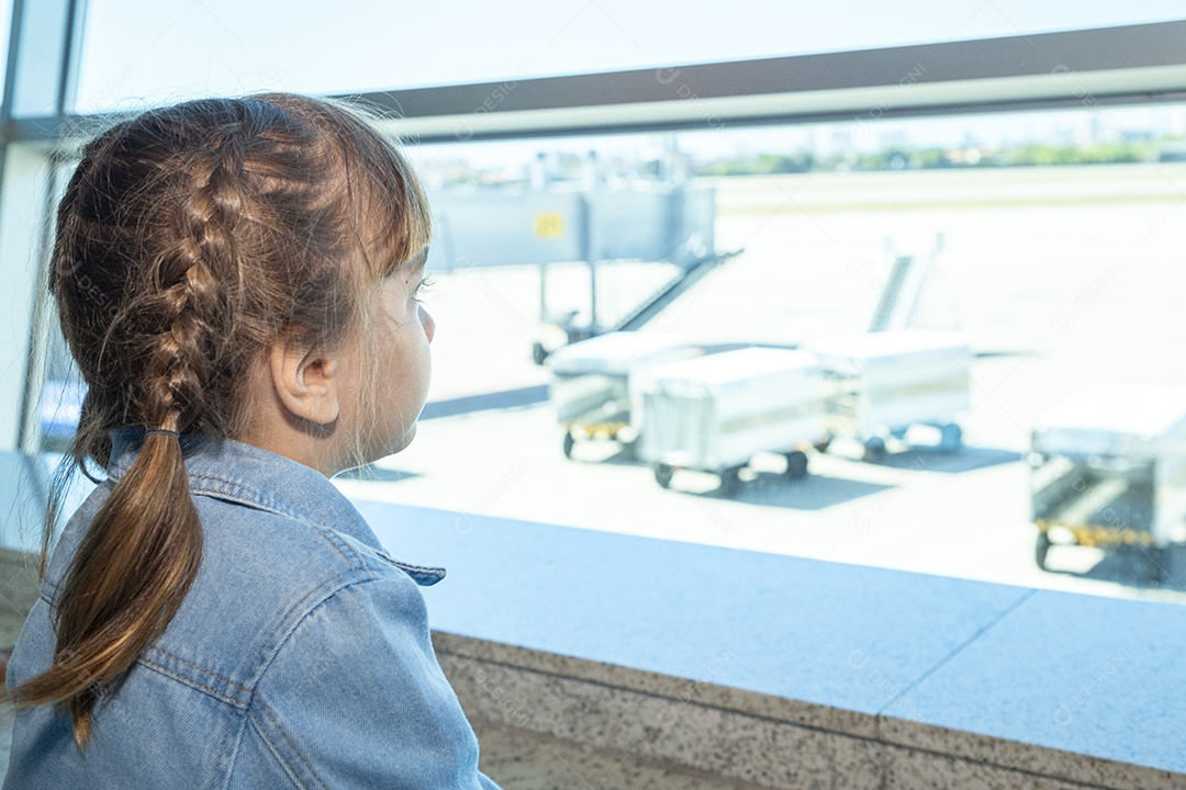 Linda menina na sala de espera do aeroporto