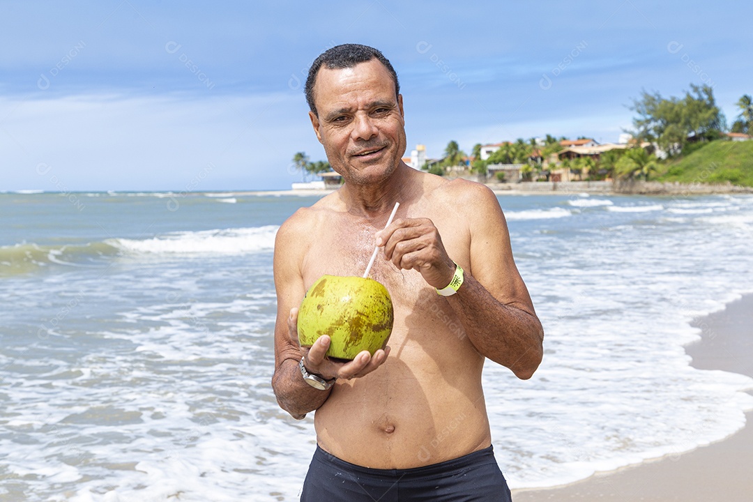 Homem sorridente de férias na praia