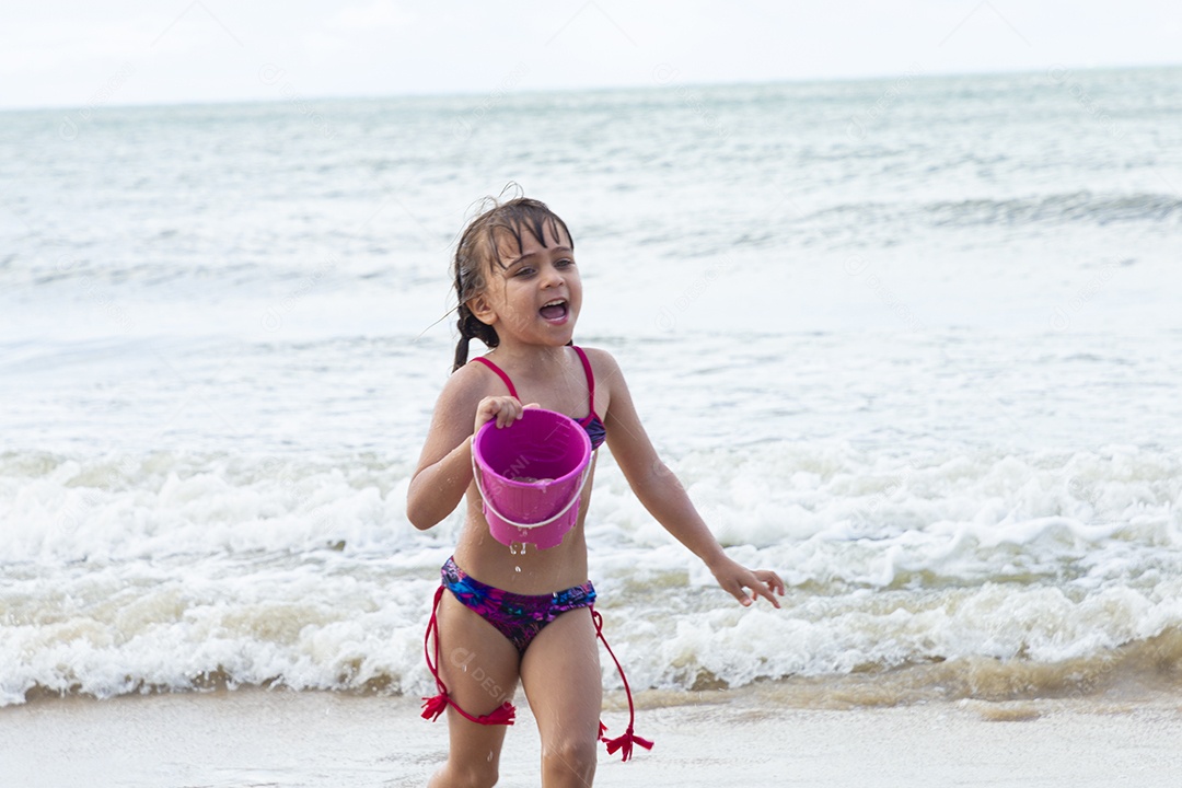 Linda menina feliz na praia