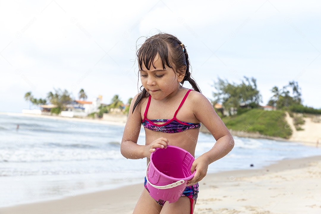 Linda menina feliz na praia