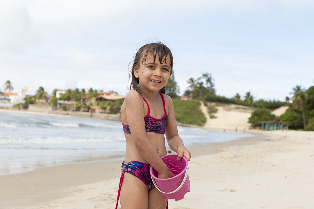 Linda menina feliz na praia