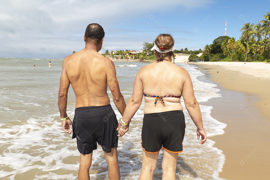 Casal curtindo ferias na praia